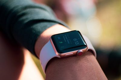 Read more about the article Smartwatch क्या है? स्मार्टवॉच के प्रकार, फीचर्स और फायदे क्या हैं?